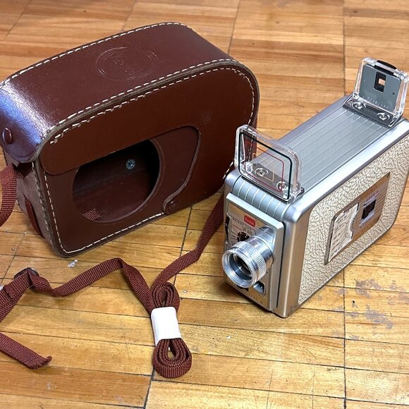 VINTAGE KODAK BROWNIE 8mm MOVIE CAMERA W/ LEATHER FIELD CASE - Picture 1 of 14